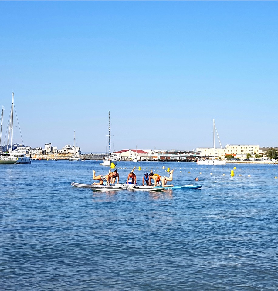 Shalini-Yoga-paddle-Saint-Mandrier-groupe-posture-tigre Groupe yoga paddle Saint Mandrier