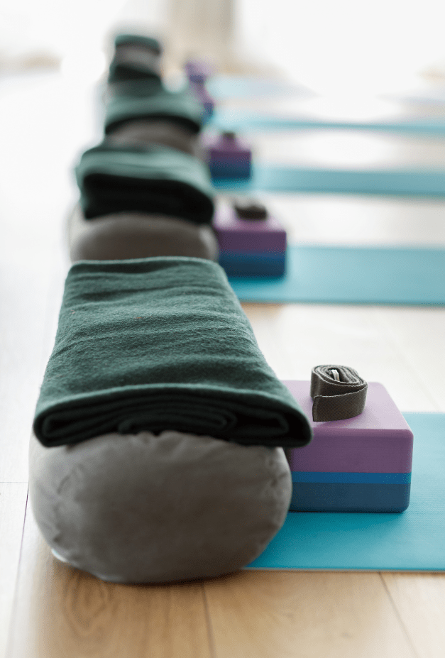 tapis salle yoga salle préparée avec les tapis, bolster et brique